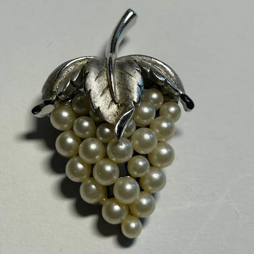 Silver Leaf Pearl Grape Cluster Brooch - White Pearlescent Vintage Crown Trifari